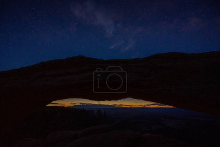 Téléchargez les photos : Étoiles et nuages malins sur Mesa Arch avant le lever du soleil dans le parc national Canyonlands - en image libre de droit