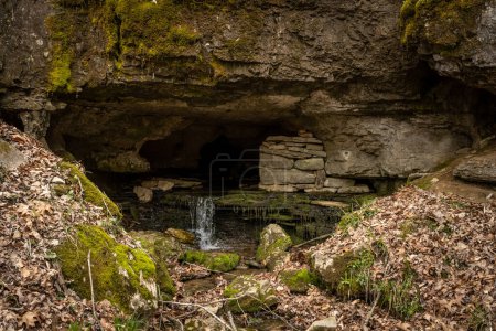Foto de Creek fluye desde la pequeña entrada de la cueva en el Parque Nacional Mammoth Cave - Imagen libre de derechos