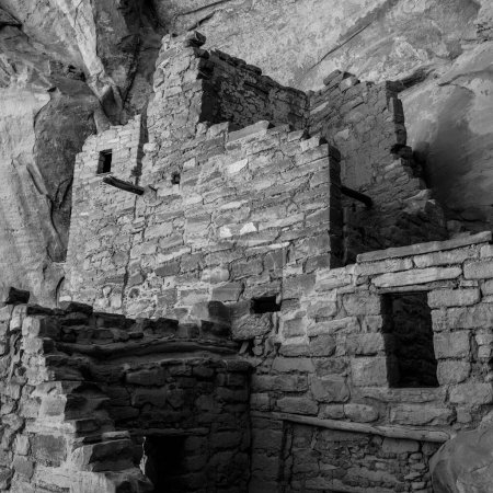 Téléchargez les photos : Black and White of Walls In Square Tower House dans le parc national Mesa Verde - en image libre de droit
