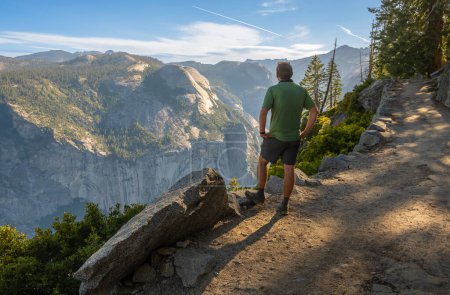 Foto de El hombre contempla la vista desde el sendero de las Cuatro Millas en el Parque Nacional Yosemite - Imagen libre de derechos