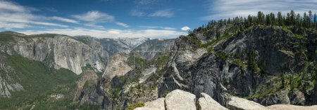 Foto de Panorama From Stanford Point With Crocker Point and Dewey Point Near By and El Capitan and Half Dome In The Distance in summer - Imagen libre de derechos