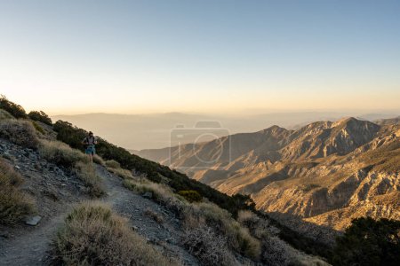 Téléchargez les photos : Une femme prend le virage vers Telescope Peak dans le parc national de la vallée de la Mort - en image libre de droit
