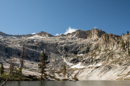 Téléchargez les photos : Lac aux Poires assis sous le pic Alta dans le parc national Sequoia - en image libre de droit
