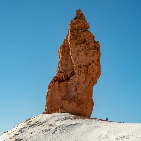 Téléchargez les photos : Towering Hoodoo in Bryce Against Blue Sky on a clear winter morning - en image libre de droit