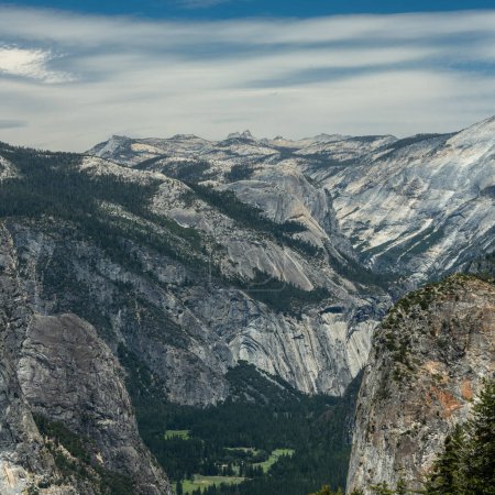 Foto de Paredes de granito suben desde el valle hacia el pico Tenaya y los picos Echo en Yosemite - Imagen libre de derechos