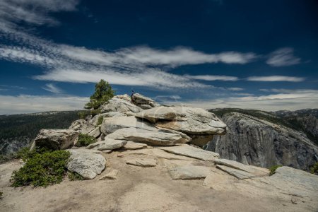 Foto de Rock Outcropping en Dewey Point mira hacia abajo en el valle profundo de abajo en el Parque Nacional de Yosemite - Imagen libre de derechos