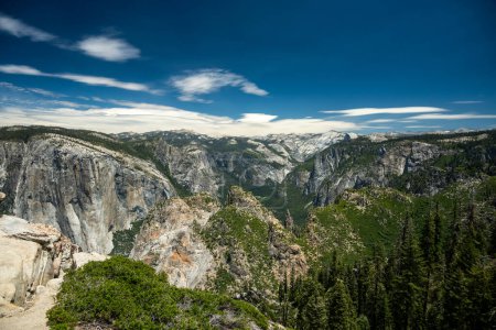 Foto de El Cap y las rocas de la catedral están por encima del valle en el Parque Nacional Yosemite - Imagen libre de derechos