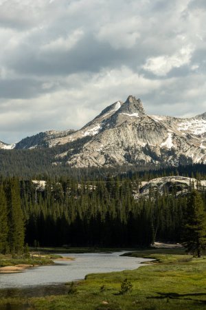 Foto de Nieve cubre las montañas sobre el río Tuolumne en el Parque Nacional Yosemite - Imagen libre de derechos