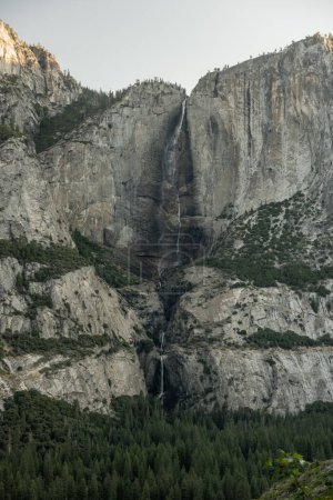 Téléchargez les photos : Chutes Yosemite supérieure et inférieure à travers la vallée De Four Mile Trail par un matin d'été - en image libre de droit