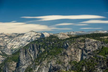 Foto de Half Dome mira sobre la cresta de la cúpula centinela debajo de nubes lisas en Yosemite - Imagen libre de derechos