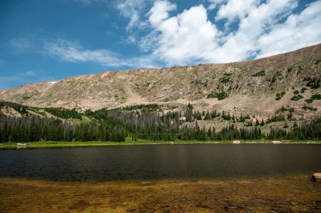 Téléchargez les photos : Journée tranquille au lac perdu dans les montagnes Rocheuses - en image libre de droit