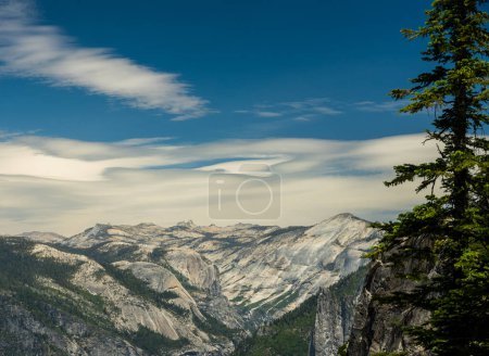 Foto de Rodando colinas y montañas de granito blanco por lo que el ojo puede ver en Yosemite - Imagen libre de derechos