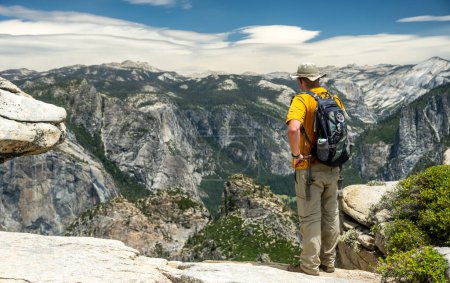 Foto de Senderista hace una pausa para mirar hacia el valle debajo de Dewey Point en Yosemite - Imagen libre de derechos