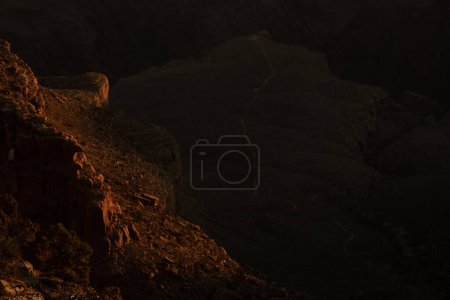 Foto de Aspectos destacados del amanecer El borde del cañón sobre el punto de meseta en el Gran Cañón - Imagen libre de derechos
