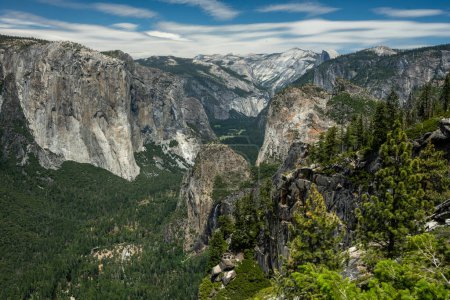 Foto de Bridalveil cae y valle de Yosemite abajo desde el camino de Pohono arriba en verano - Imagen libre de derechos