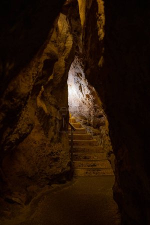 Téléchargez les photos : Lumière au bout du tunnel des escaliers dans le parc national des cavernes de Carlsbad - en image libre de droit