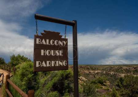Téléchargez les photos : Balcon Maison Parking Panneau dans le parc national de Mesa verde - en image libre de droit