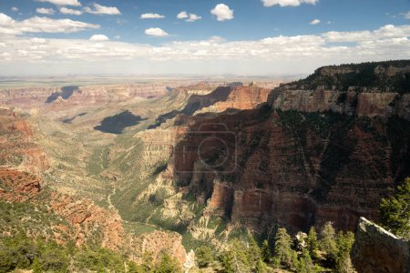 Der North Kaibab Trail schlängelt sich durch den Grand Canyon, als er den Nordrand verlässt