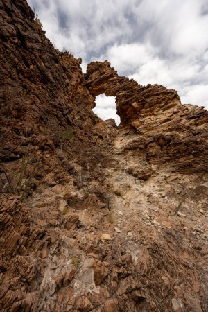Arc dans le mur de Canyon de Upper Burro Mesa Pouroff à Big Bend
