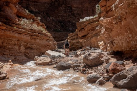 Wanderer navigieren durch die großen Felsbrocken am Rande der Sulphur Creek Route