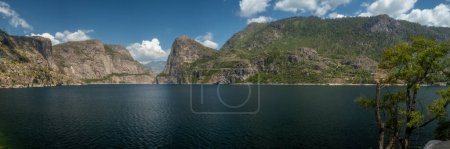 Téléchargez les photos : Panorama de Hetch Hetchy avec Kolana Rock et Smith Peak sur la droite - en image libre de droit
