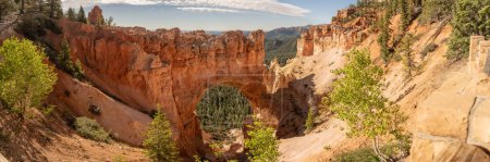 Téléchargez les photos : Panorama Des Rochers Orange Du Pont Naturel Dans Le Parc National De Bryce Canyon - en image libre de droit