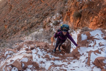 Mujer sube por la empinada sección de Boucher Trail en el Gran Cañón