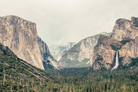 Granitklippen des Yosemite Valley von Tunnelblick im Sommer