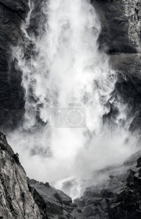 Téléchargez les photos : Brume de gonflement à la base des chutes supérieures de Yosemite en été - en image libre de droit
