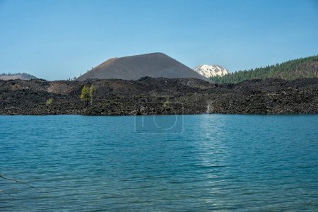 Foto de Lago Butte con cono de ceniza y pico de Lassen detrás de él en el Parque Nacional Volcánico de Lassen - Imagen libre de derechos