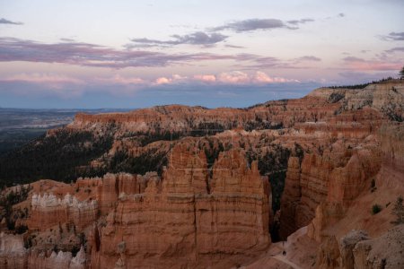 Téléchargez les photos : Paysage De Boucle Navajo Et Hoodoos Autour Avec Lumière Du Matin Dans Le Canyon De Bryce - en image libre de droit