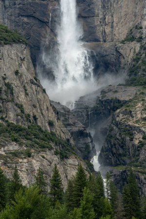 Téléchargez les photos : Mist remplit le canyon lors de la transition entre les chutes Yosemite supérieure et inférieure en été - en image libre de droit