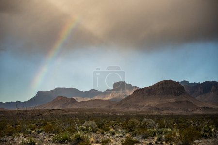 Regenbogen über den Chisos-Bergen und dem Big Bend Valley bei Sonnenaufgang