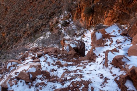 Caída de roca cubierta de nieve a lo largo del sendero Boucher en el Gran Cañón