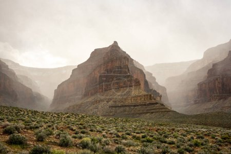 Templo Vesta rodeado de niebla en el Gran Cañón tiene un efecto mareante