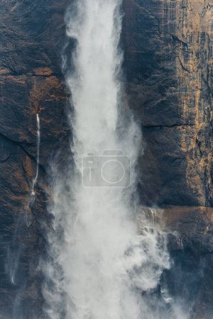 Téléchargez les photos : Ruisseau principal avec petit ruisseau latéral du mur au milieu des chutes de Yosemite en été - en image libre de droit
