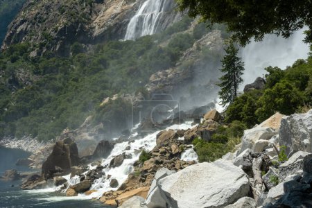 Nebelschwaden vor Wapama und Tueeualal Falls im Yosemite-Nationalpark