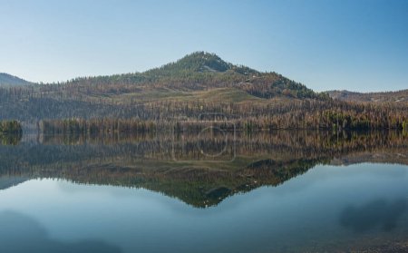 Foto de Mount Hoffman se refleja en el lago Snag en el Parque Nacional Volcánico de Lassen - Imagen libre de derechos