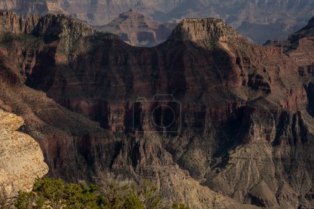 Les ombres couvrent les crêtes et les formations dans le parc national du Grand Canyon