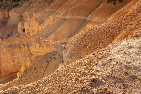 Textura de suciedad seca en la base de Hoodoos en Bryce Canyon