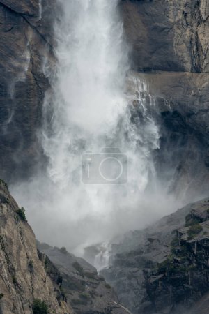 Wabernder Nebel der Yosemite-Fälle stürzt in die umliegenden Granitklippen im Yosemite