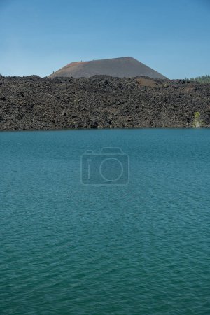 Foto de Cono de ceniza y torre de roca volcánica sobre el lago Butte en el Parque Nacional Volcánico de Lassen - Imagen libre de derechos