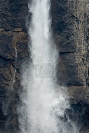 Nahaufnahme von rauschendem Wasser in den Upper Yosemite Falls im Sommer