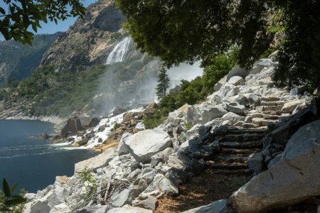 Steintreppen auf dem Weg zu den Wapama und Tueeualala Wasserfällen im Yosemite