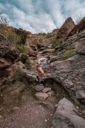 Mujer sube por caída seca hacia Burro Mesa superior en Big Bend
