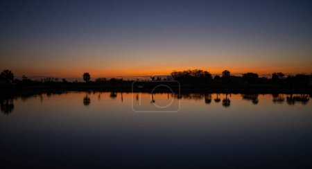 Foto de Puesta de sol sobre pequeño lago en el sur de la Florida en el gran bosque nacional de cipreses - Imagen libre de derechos