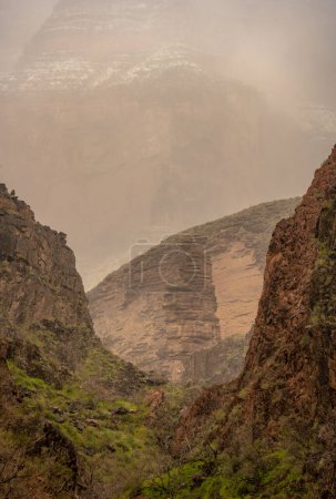 Die Felssäule unter einer schneebedeckten Klippe im Monument Creek im Grand Canyon
