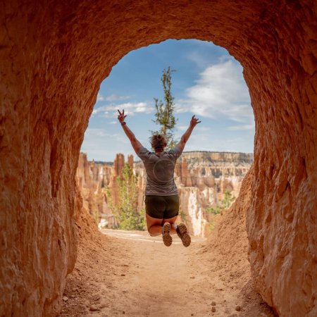 Mujer salta en túnel en Bryce Canyon