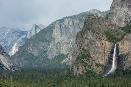 Bridalveil cae con Half Dome y el valle de Yosemite detrás de él durante el año de nieve pesada