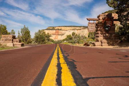 Foto de Parque Nacional Zion, Estados Unidos: 22 de junio de 2023: Franja amarilla en el asfalto rojo que se dirige al Parque Nacional Zion - Imagen libre de derechos